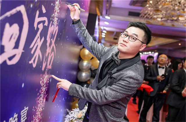 【高光“疫”事】勇敢逆行的特殊“网约车”——d88尊龙z690后，用信念打通生命运输线