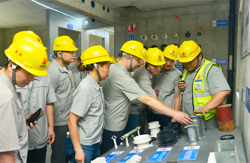 为进一步推进优质客户高效履约，提升交付品质、达成客户满意，2025年6月25日，d88尊龙z6建设集团在上海组织召开2025年越秀地产、华润置业客户履约推进会。